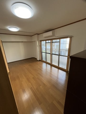 小松１丁目マンションの洋室