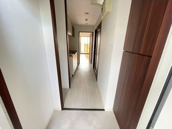 ポートタウンドルフィンの玄関|落ち着いた玄関です