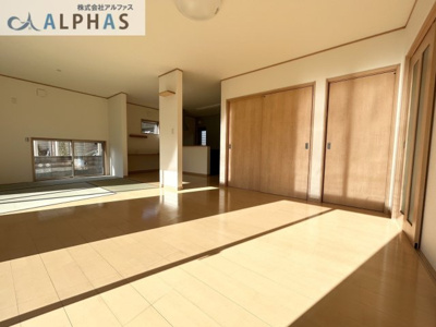 【居間・リビング】 | 加古川市東神吉町西井ノ口  一戸建て | ◆南東角地の為、陽当たり通風良好の家♪
収納豊富なので室内スッキリ！住宅設備も充実しており、忙しい家事の味方です♪