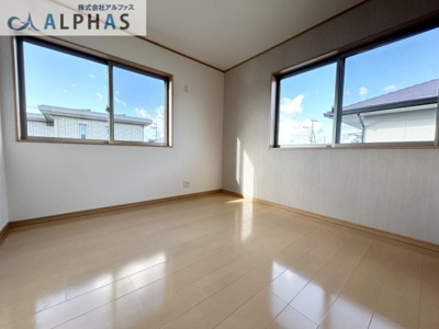 【洋室】 | 加古川市東神吉町西井ノ口  一戸建て | ◆洋室にはたっぷりの採光が入り、お部屋の雰囲気を明るくしてくれます♪