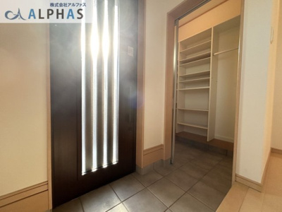 【玄関】 | 加古川市東神吉町西井ノ口  一戸建て | ◆玄関ドアからあたたかな光が入り込む広々とした玄関です♪
◆大容量タイプのシューズボックスがございますので、散らかりがちな玄関もスッキリと片付きます！