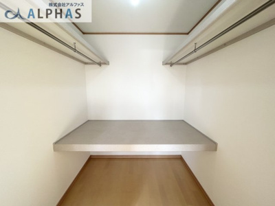 【収納】 | 加古川市東神吉町西井ノ口  一戸建て | ◆主寝室には大型納戸収納があり、お部屋がスッキリと片づきます♪