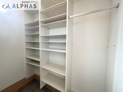 【玄関】 | 加古川市東神吉町西井ノ口  一戸建て | ◆玄関ドアからあたたかな光が入り込む広々とした玄関です♪
◆大容量タイプのシューズボックスがございますので、散らかりがちな玄関もスッキリと片付きます！