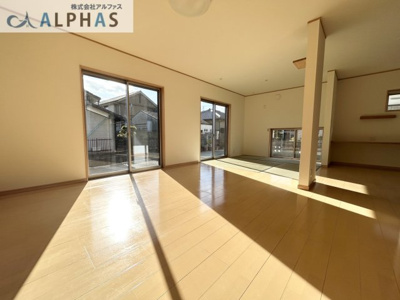 【居間・リビング】 | 加古川市東神吉町西井ノ口  一戸建て | ◆ご家族皆様が集まるダイニングは、大きくとった窓から明るい光が入ります！
◆休日はお陽さまの光をたっぷりととりこめるぽかぽかダイニングで過ごしませんか？