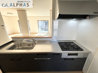 【キッチン】 | 加古川市東神吉町西井ノ口  一戸建て | ◆対面式キッチンでお料理をしながらお子様が遊んだり、勉強している姿を確認できます！
◆お料理を効率的に楽しく♪ご家族の「あったらいいな」を叶えてくれるシステムキッチン付き♪