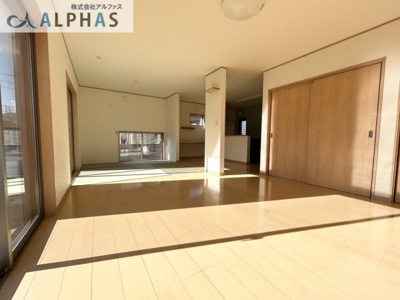 【居間・リビング】 | 加古川市東神吉町西井ノ口  一戸建て | ◆収納豊富なので室内スッキリ！住宅設備も充実しており、忙しい家事の味方です♪