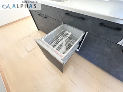 【キッチン】 | 加古川市東神吉町西井ノ口  一戸建て | ◆食洗器で毎日の家事の負担を減らし、家族の時間を充実させることができます。
◆手洗いよりも時間の節約ができるので、子育てや家事で忙しい家庭の味方です♪
