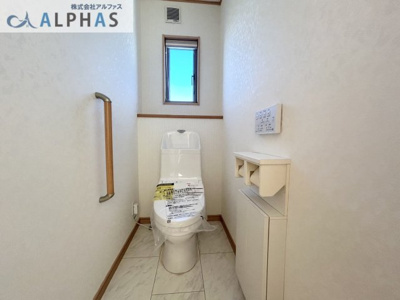 【トイレ】 | 加古川市東神吉町西井ノ口  一戸建て | ◆窓から光が入り、明るい雰囲気のお手洗いです♪
◆各階にトイレがあると、来客時にも気兼ねなく使うことができます♪
◆白を基調とした空間なので、清潔感のあるトイレです♪