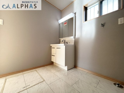 【独立洗面台】 | 加古川市東神吉町西井ノ口  一戸建て | ◆収納豊富な洗面化粧台です♪
◆細々したものもスッキリ収納できますよ♪