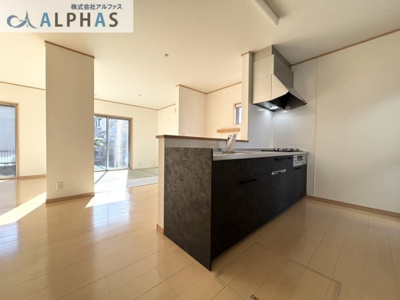 【居間・リビング】 | 加古川市東神吉町西井ノ口  一戸建て | ◆ご家族皆様が集まるダイニングは、大きくとった窓から明るい光が入ります！
◆休日はお陽さまの光をたっぷりととりこめるぽかぽかダイニングで過ごしませんか？