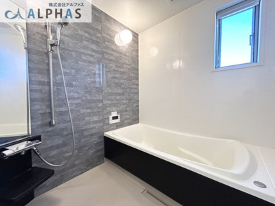 【浴室】 | 加古川市東神吉町西井ノ口  一戸建て | ◆広々とした浴室はお子様と一緒に入浴したりとご家族でゆったりとくつろげる空間です！
◆お気に入りの入浴剤を使用すればさらにリラックスした空間になりそうです♪