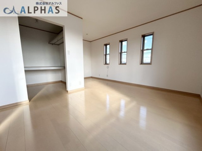 【洋室】 | 加古川市東神吉町西井ノ口  一戸建て | ◆フローリングなのでお掃除がラクラク♪
◆どんな家具にも合う、シンプルでナチュラルな内装です！
◆広々としたお部屋は、様々な使い方ができますよ♪