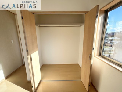 【収納】 | 加古川市東神吉町西井ノ口  一戸建て | ◆全居室収納スペースあり♪
◆ハンガーパイプや棚が設置されたクローゼット♪