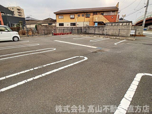 直方市神正町のアパートの駐車場