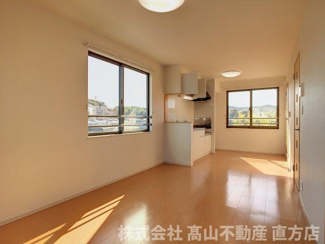 直方市神正町のアパートの居間・リビング