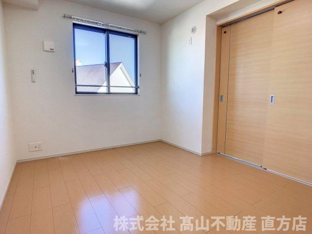 直方市神正町のアパートの洋室