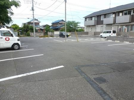 クオーレの駐車場