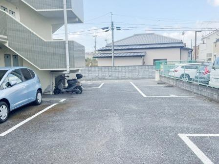 グリーンパークタニグチⅡの駐車場|駐車場があるので、車を買う予定の方も安心です