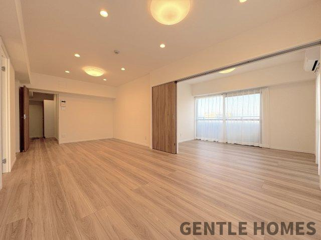 エスポワール吉塚の居間・リビング|温かみのある明るい木目の開放的なリビングです
家族や友人が集まり、楽しい会話が弾むスペースです
ぜひ現地で家具の配置などをイメージしてください