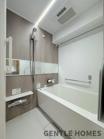 エスポワール吉塚の浴室|浴室乾燥機付きなので冬の入浴時に危険な
ヒートショックの予防ができます。
雨や花粉が気になる季節のお洗濯も安心♪
換気機能も高く、カビ防止にも役立ちます。