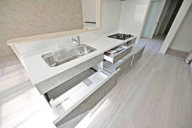 尼崎市稲葉荘1丁目新築一戸建て│3LDK+駐車1台可（ビルトインガレージ）のキッチン|お料理の盛り付けがしやすい広いワークトップと大きなお鍋もスッポリ入るシンク下の収納スペースもあり、効率良く動けます。