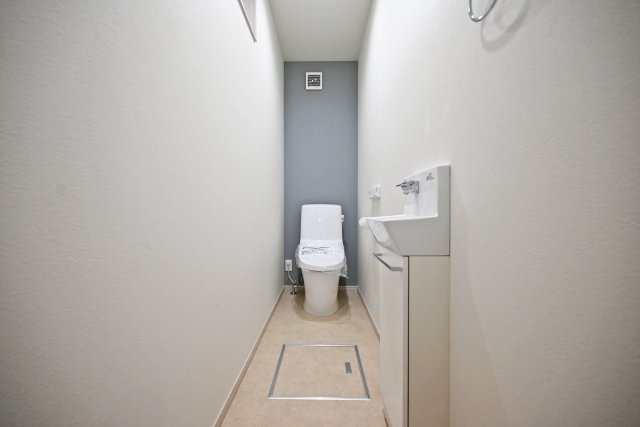 尼崎市稲葉荘1丁目新築一戸建て│3LDK+駐車1台可（ビルトインガレージ）のトイレ|トイレはうれしい手洗い付。ウォシュレットも完備で快適にご利用頂けます。