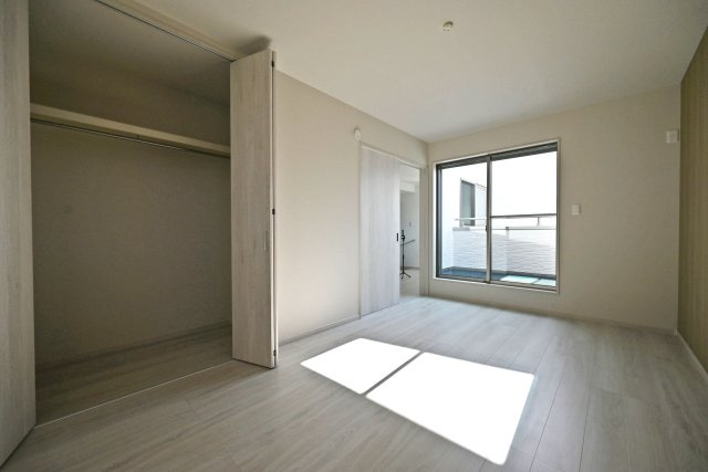尼崎市稲葉荘1丁目新築一戸建て│3LDK+駐車1台可（ビルトインガレージ）の洋室|2階の各居室はそれぞれバルコニーに面しており明るい陽射しが差しこみます。