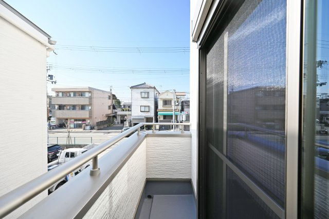 尼崎市稲葉荘1丁目新築一戸建て│3LDK+駐車1台可（ビルトインガレージ）のバルコニー|洗濯物を干すだけでなく、天気のいい日にはのんびりしてみるのもいいかもしれないですね。	