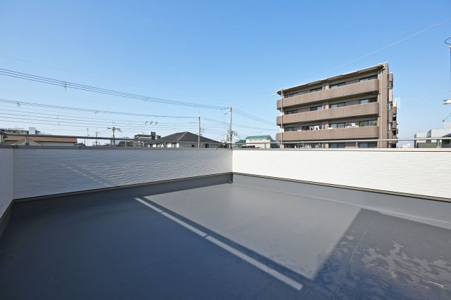 尼崎市稲葉荘1丁目新築一戸建て│3LDK+駐車1台可（ビルトインガレージ）のバルコニー|広々としたルーフバルコニー。使い方は自由に決めて頂けます。