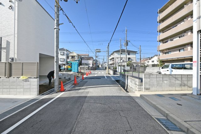 尼崎市稲葉荘1丁目新築一戸建て│3LDK+駐車1台可（ビルトインガレージ）の前面道路含む現地写真|2026年1月撮影