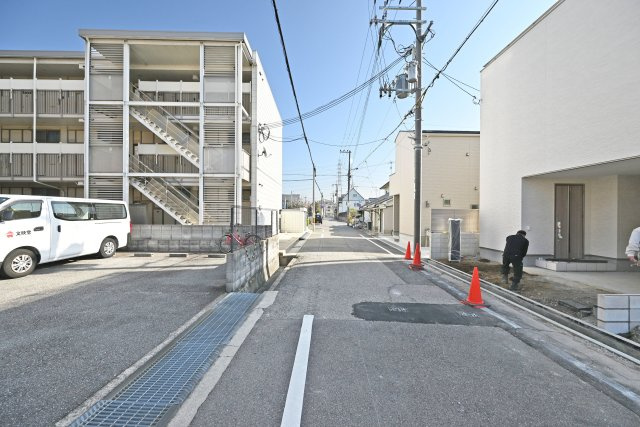 尼崎市稲葉荘1丁目新築一戸建て│3LDK+駐車1台可（ビルトインガレージ）の前面道路含む現地写真|前面道路幅員6ｍ