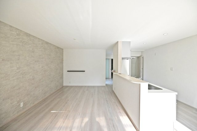 尼崎市稲葉荘1丁目新築一戸建て│3LDK+駐車1台可（ビルトインガレージ）の居間・リビング|LDKは21.3帖。ダイニングテーブルとソファーセットを配置しても余裕の広さです。