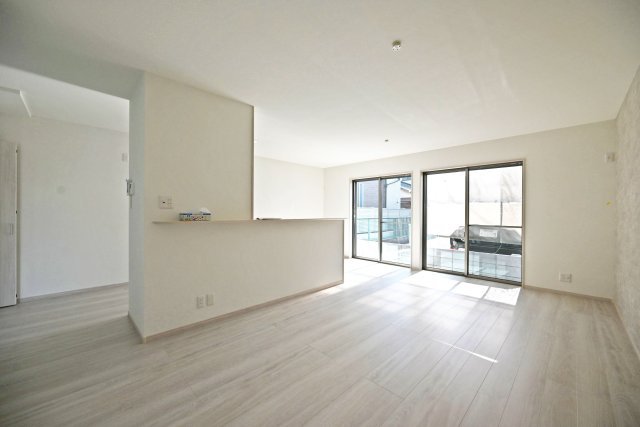 尼崎市稲葉荘1丁目新築一戸建て│3LDK+駐車1台可（ビルトインガレージ）の居間・リビング|開放的なリビングダイニングは自然と家族が集まる寛ぎ空間です。