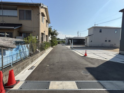 【前面道路含む現地写真】 | 新築　リーブルガーデン玉島乙島第14　全4棟 | 前面道路は東側、幅員約5ｍ