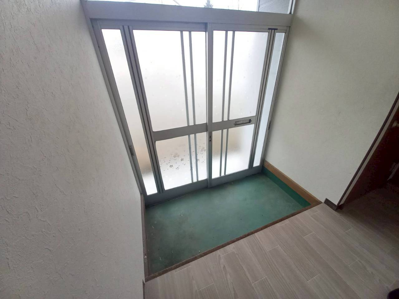 貝塚1丁目14番7号借家の玄関