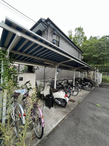 敷地内の屋根付き駐輪場です♪