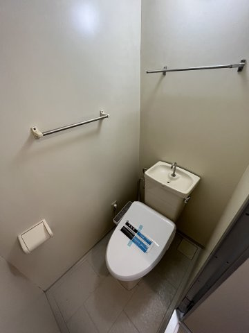 温水洗浄便座付きのトイレです♪