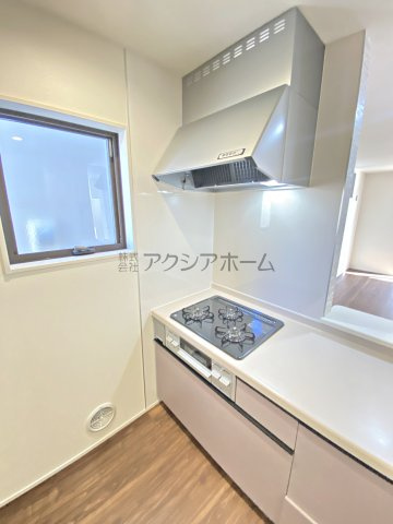 所沢市上新井1丁目・全6棟　新築一戸建　5号棟　のキッチン|3口コンロ・レンジフード
