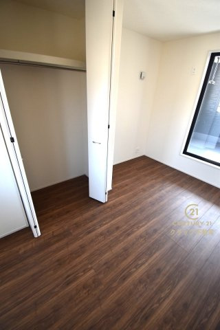 リーブルガーデン  水戸元吉田町　10期　2の洋室|折戸を開くと壁面クローゼット。衣類が横一列に並ぶためひと目で洋服が選びやすい！衣類をたくさんお持ちの方もスッキリ片付きます♪