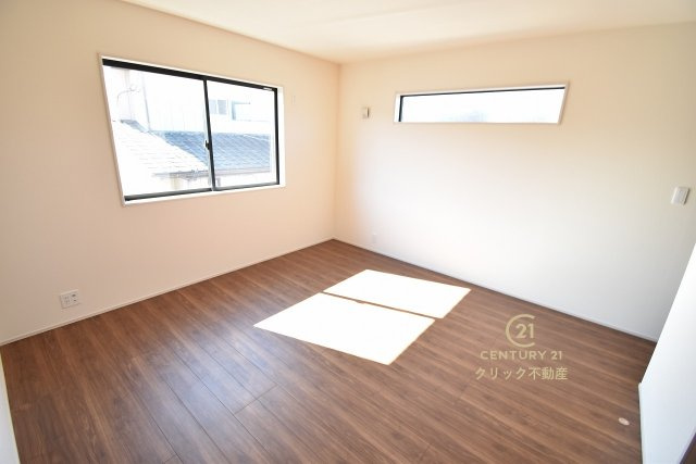 リーブルガーデン  水戸元吉田町　10期　2の洋室|二面窓は採光に優れお部屋を明るく照らします。２面の窓から景色が見えるので開放感があり、通風も良く快適にお過ごしいただけます。