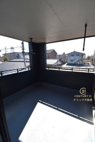 リーブルガーデン  水戸元吉田町　10期　2のバルコニー|インナーバルコニーは洗濯物外干し派の強い味方！天気が変わりやすい季節の外出も安心です。外出が難しい日に出るだけでも気分転換になる、嬉しいスペースです。