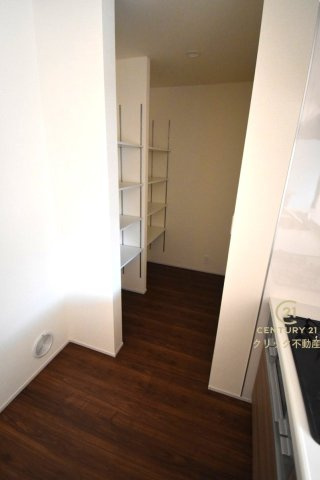 リーブルガーデン  水戸元吉田町　10期　2の収納|キッチン横のパントリーが嬉しい！生活感の出やすい消耗品や食材のストックはこちらへどうぞ♪棚は可動式なので、置きたいものに合わせた使い方ができます。