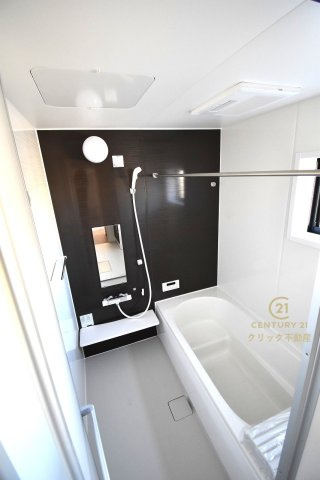 リーブルガーデン  水戸元吉田町　10期　2の浴室|浴槽への出入りが安全な低床タイプのユニットバスです。洗い場は滑りにくい速乾床ですので、お子様やご高齢の方にも安心です。自動お湯張りに追焚機能付きのオートバスです。