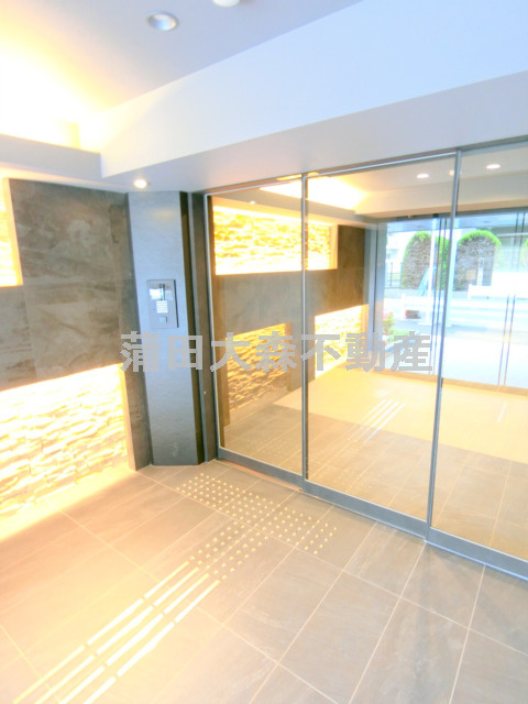 メイクス池上LUCEのエントランス|防犯カメラTVモニター付オートロック宅配BOXメールBOX管理人室　　エントランス　