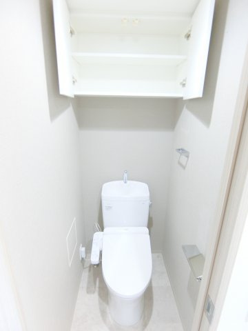 メイクス池上LUCEのトイレ|棚収納と温水暖房便座付きのトイレ
