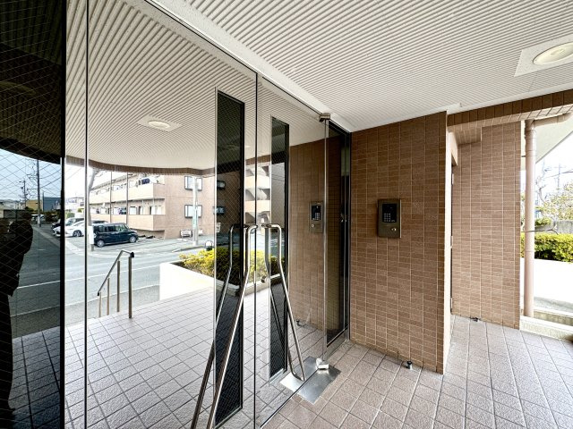 ロイヤルシャトー高丘東のその他共用部分|マンションの入り口も落ち着いた雰囲気です。