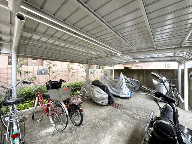 ロイヤルシャトー高丘東の駐輪場|駐輪場は屋根付き！雨からバイクや自転車を守ってくれます！