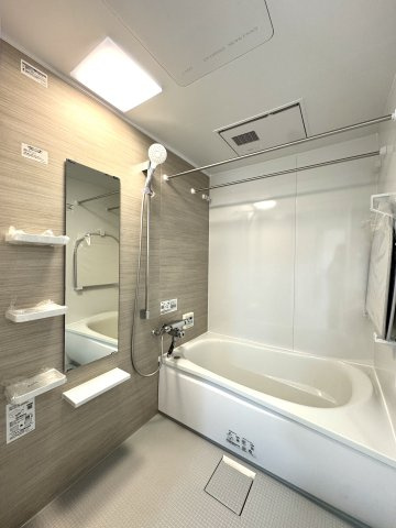 ロイヤルシャトー高丘東の浴室|淡い色味のアクセントパネルがオシャレな浴室。
