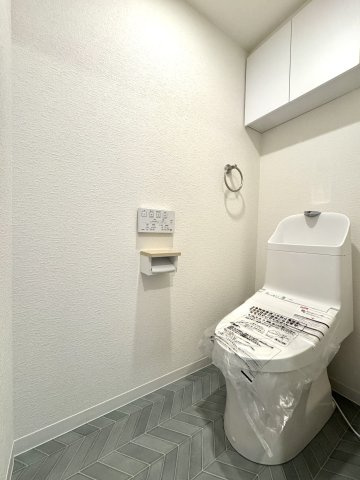 ロイヤルシャトー高丘東のトイレ|清潔感のあるトイレ！収納も充実しているので、スッキリとシンプルな空間にすることができます。