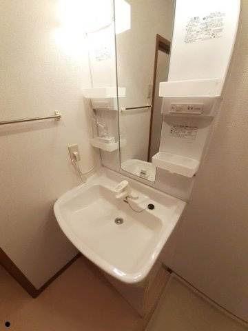セントポーリアくすみ　Ｃの洗面所|忙しい朝には欠かせない洗面所です